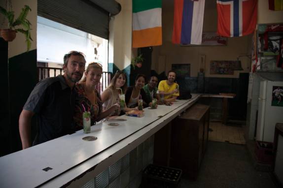 Com os amigos cubanos em boteco tradicional de Havana (foto de Laura Schunemann)